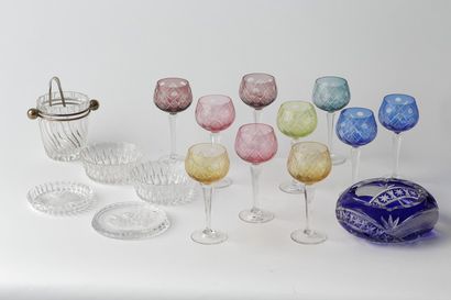 BOHEME Suite de dix verres sur pied, XXe, cristal coloré à décor géométrique gravé...