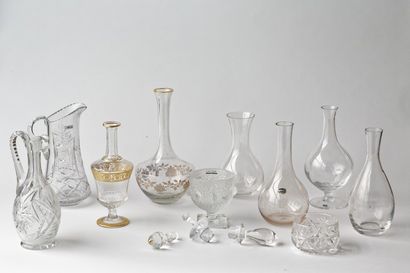null Ensemble de huit carafes, XXe, verre et cristal de Bohême, h. 32 cm ; on y joint...