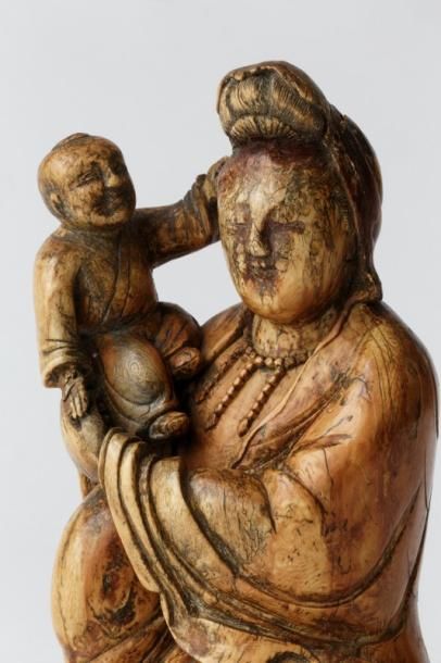 CHINE "Guanyin donneuse d'enfants", dynastie Ming / XVI-XVIIe, groupe en ivoire sculpté...