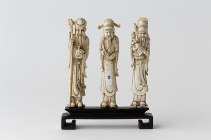 CHINE "Immortels", travail ancien, trois sujets en ivoire sculpté sur socle de bois...