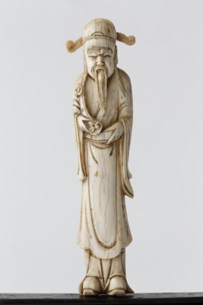 CHINE "Immortels", travail ancien, trois sujets en ivoire sculpté sur socle de bois...