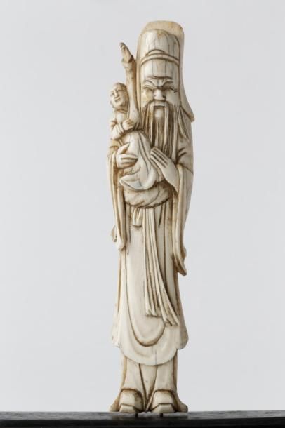CHINE "Immortels", travail ancien, trois sujets en ivoire sculpté sur socle de bois...