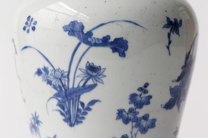CHINE Vase à décor floral en bleu sous couverte, col à bulbe, dynastie Qing / XVIII-XIXe,...