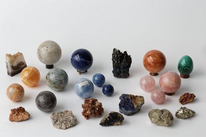null Collection de pierres semi-précieuses : quatorze calcites taillées en sphères...