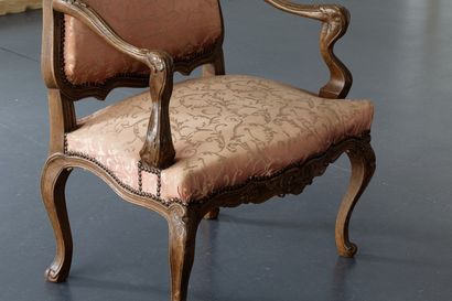 null Paire de marquises de style Louis XV, XXe, chêne mouluré et sculpté, h. 85 cm,...