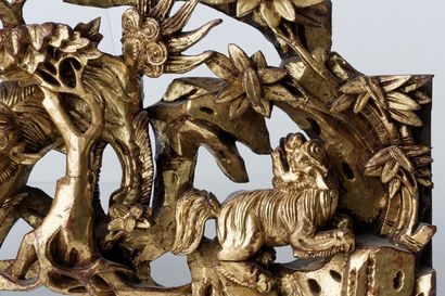 CHINE Elément décoratif orné de qilins, dynastie Qing / fin XIXe, bois sculpté et...