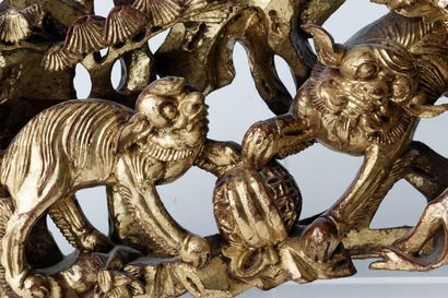 CHINE Elément décoratif orné de qilins, dynastie Qing / fin XIXe, bois sculpté et...