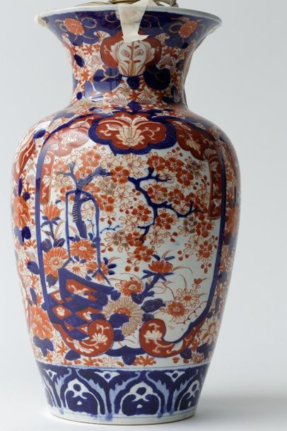 CHINE Paire de vases à décor Imari montés en lampe, dynastie Qinq / XIXe, porcelaine...