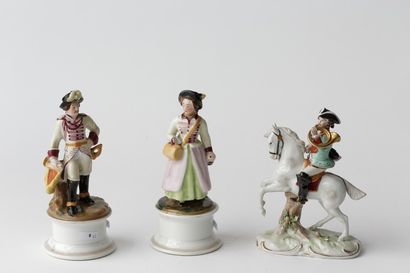 null "Couple et cavalier", XIXe et XXe, trois sujets en porcelaine émaillée, marque...