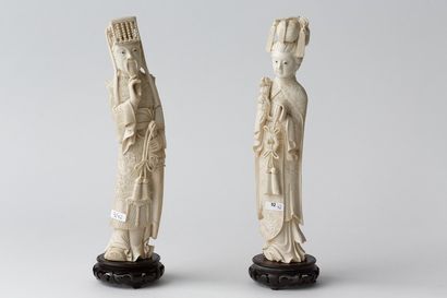 CHINE "Couple de dignitaires", XXe, paire de sujets en ivoire, socles de bois ajouré,...