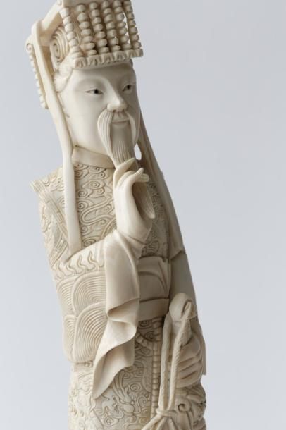 CHINE "Couple de dignitaires", XXe, paire de sujets en ivoire, socles de bois ajouré,...