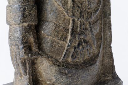 SIAM "Guanyin", travail ancien, sujet en pierre taillée à patine d'usage, h. 46 cm...