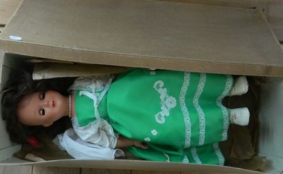 null UNICA grande poupée, habillée en boîte d'origine, Ht 65cm.