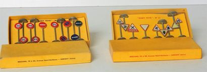 null DINKY FR. (2) boîtes de panneaux de signalisation : 

- 40 signalisation de...