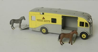 null DINKY horse box en jaune et gris, avec chevaux (E).