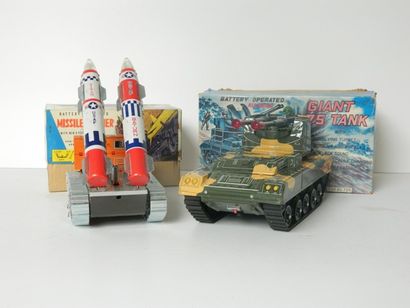 null Véhicules militaires (2) :

- Y Japan, Giant M-75 Tank, battery operated, 32...