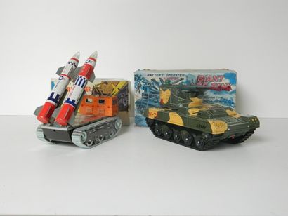 null Véhicules militaires (2) :

- Y Japan, Giant M-75 Tank, battery operated, 32...