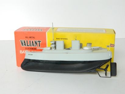 null Sutclife Model, croiseur "Valiant" en tôle grise et noire, mécanique, l. 32...
