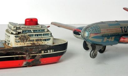null (2) jouets en tôle japonais :

- bateau Silver Mariner, tôle rouge et noire,...