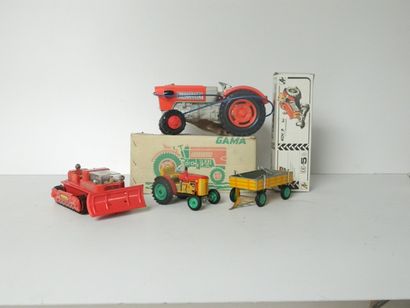 null (3) véhicules agricoles :

- GAMA tracteur mécanique, plastique rouge, 32 cm...