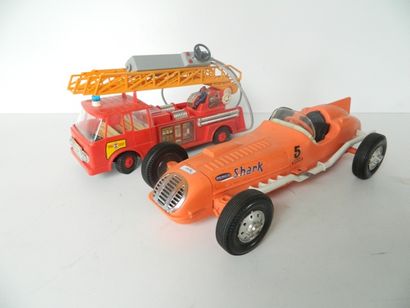 null (2) voitures de course et de pompier :

- REMCO USA voiture de course, téléguidée,...