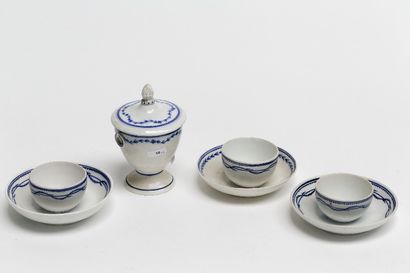 TOURNAI Un sucrier et trois pochons, décor en bleu sous couverte, XVIIIe, porcelaine...
