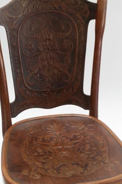 null Paire chaises à décor de grotesques, début XXe, bois thermoformé, marque [J....