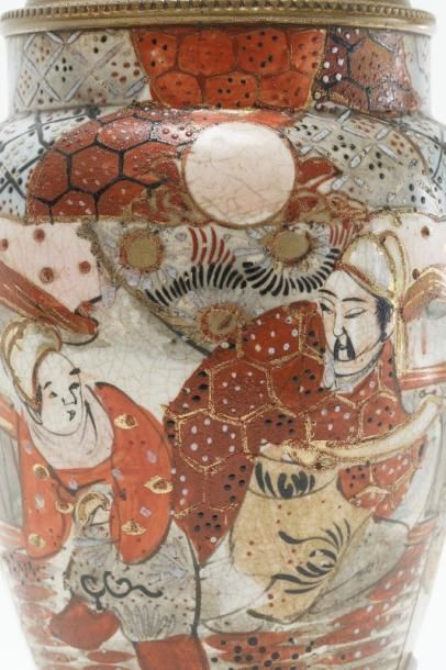 JAPON Vase à décor dit de Satsuma monté en lampe, ère Meiji / fin XIXe, porcelaine...