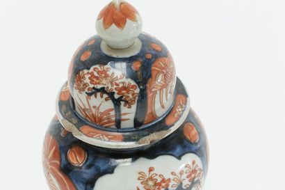 CHINE Paire de petites potiches couvertes à décor Imari, dynastie Qing / XIXe, porcelaine,...