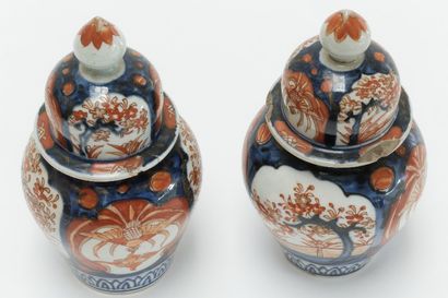 CHINE Paire de petites potiches couvertes à décor Imari, dynastie Qing / XIXe, porcelaine,...