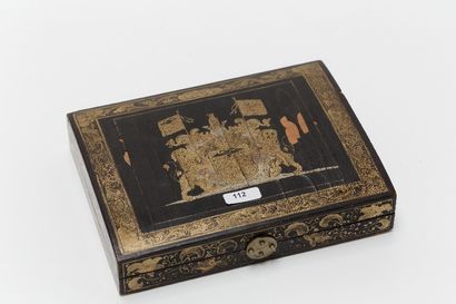 JAPON Coffret à jetons armorié, époque Edo - ère Meiji / XIXe, bois à décor noir...