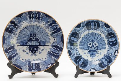 DELFT Deux grands plats à décor bleu et blanc au paon, filet jaune en bordure, XIXe...