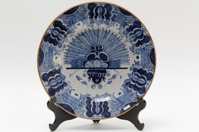 DELFT Deux grands plats à décor bleu et blanc au paon, filet jaune en bordure, XIXe...