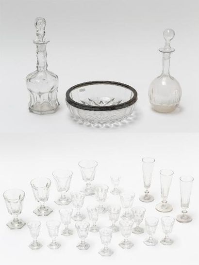 null Carafe avec un ensemble de vingt-deux verres, XIXe, cristal soufflé et taillé,...