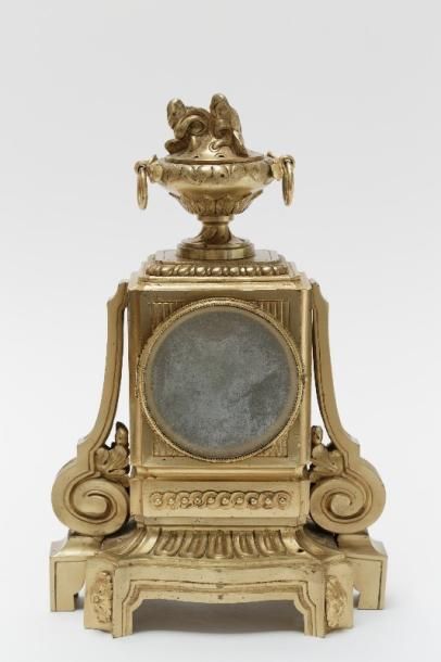null Pendule de cheminée de style Louis XVI ornée d'un pot à feu, XIXe, bronze ciselé,...