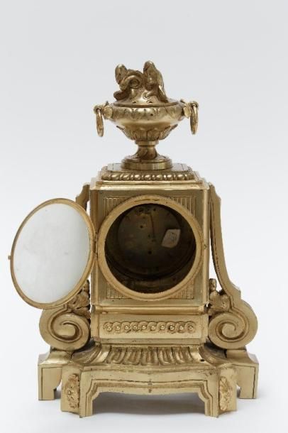 null Pendule de cheminée de style Louis XVI ornée d'un pot à feu, XIXe, bronze ciselé,...