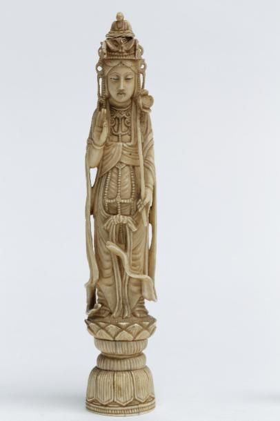 CHINE "Guanyin", dynastie Qing / fin XIXe - début XXe, sujet en ivoire sculpté, h....