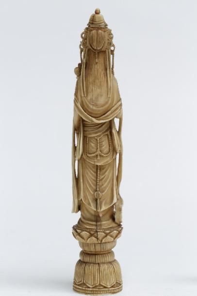 CHINE "Guanyin", dynastie Qing / fin XIXe - début XXe, sujet en ivoire sculpté, h....