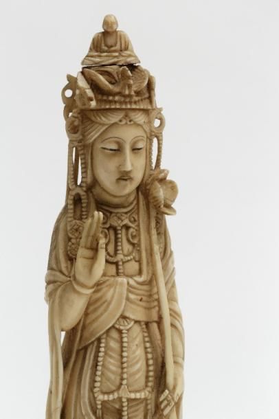 CHINE "Guanyin", dynastie Qing / fin XIXe - début XXe, sujet en ivoire sculpté, h....