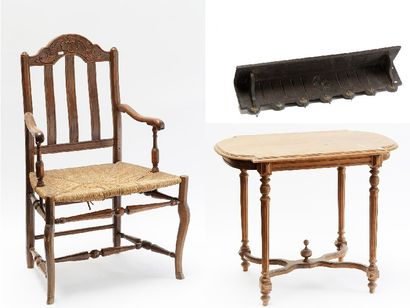 null Lot de trois meubles :

- Fauteuil de style Transition, assise paillée, travail...