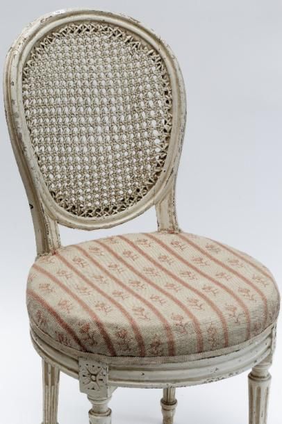 null Paire de chaises en cabriolet de style Louis XVI, dos cannés et assises garnies...