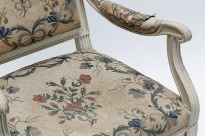 null Paire de fauteuils de style Louis XVI garnis d'une tapisserie florale, début...