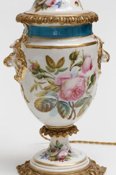 null Paire de vases couverts montés en lampe, fin XIXe, porcelaine à décor floral...
