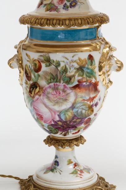 null Paire de vases couverts montés en lampe, fin XIXe, porcelaine à décor floral...