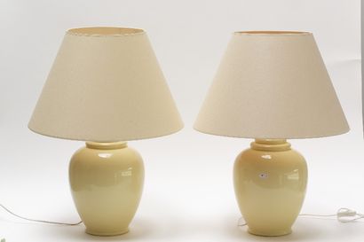 null Paire de lampes de table ovoïdes, circa 1980, céramique émaillée, h. 66 cm.