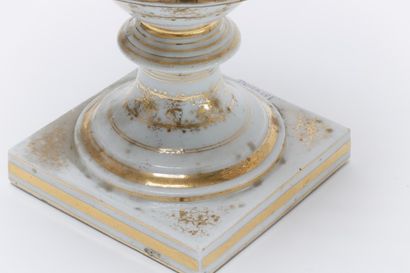 BRUXELLES Paire de corbeilles ajourées à décor blanc et or, mi-XIXe, porcelaine,...