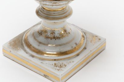 BRUXELLES Paire de corbeilles ajourées à décor blanc et or, mi-XIXe, porcelaine,...