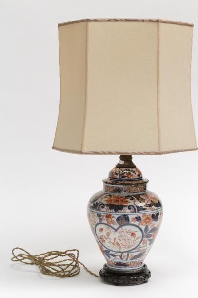 CHINE Potiche couverte à décor Imari montée en lampe, dynastie Qing / fin XIXe -...