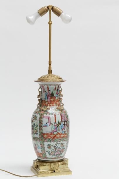 CHINE Vase ansé à décor d'émaux polychromes dits de Canton monté en lampe, dynastie...
