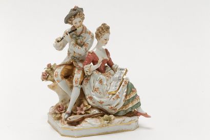 CAPODIMONTE "Scènes galantes", fin XIXe, deux groupes en porcelaine émaillée, marque...